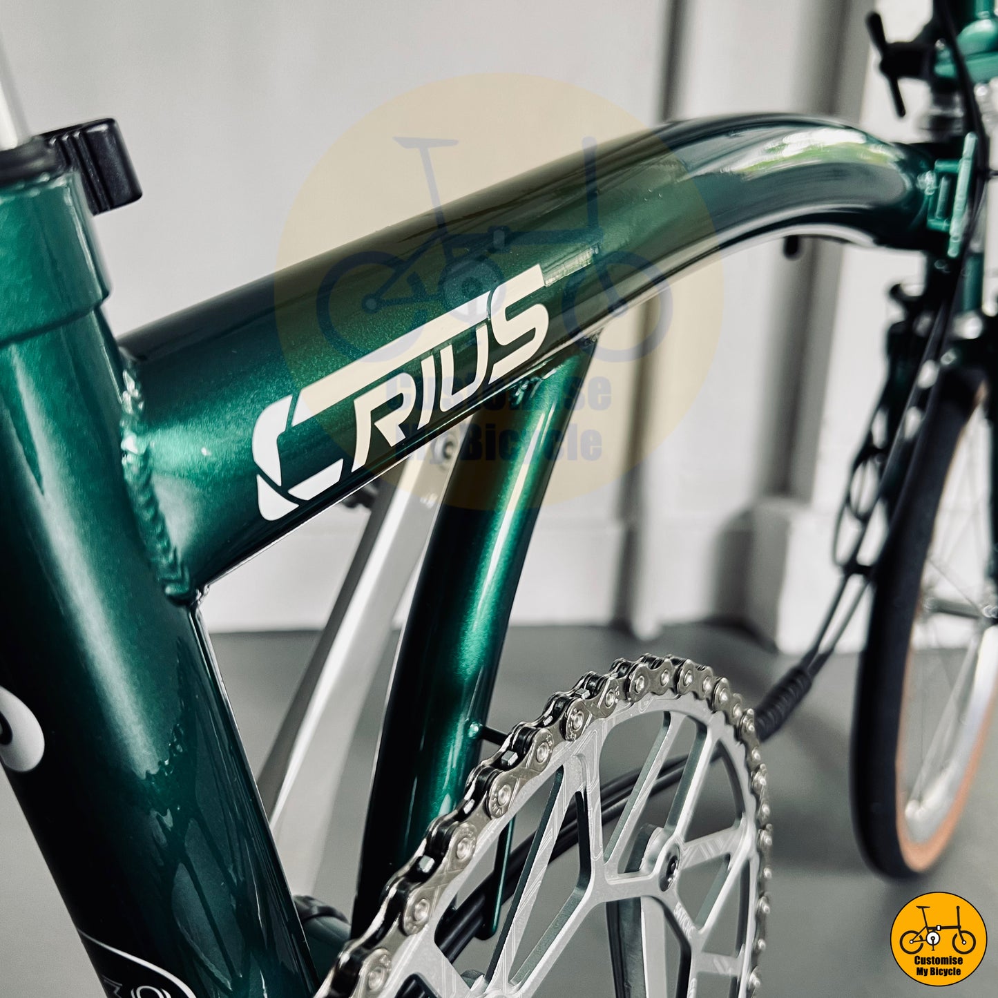Glossy green finish on the frame for a stylish and premium feel