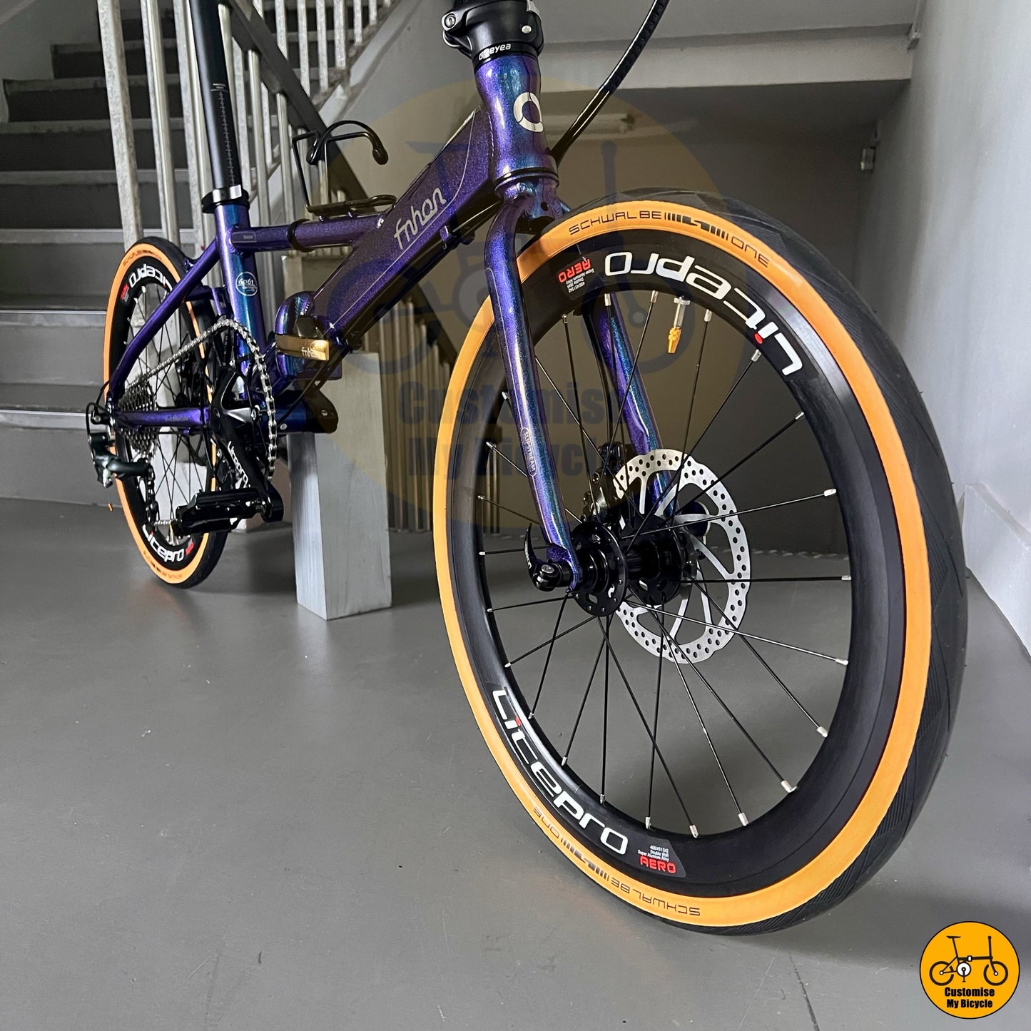 Chameleon blue city foldie with high-contrast tan tyres