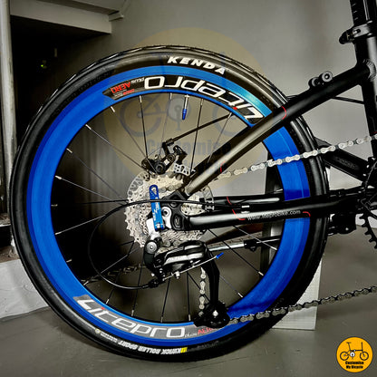 Crius Master 22” • Shimano 9s • Matte Black + Blue