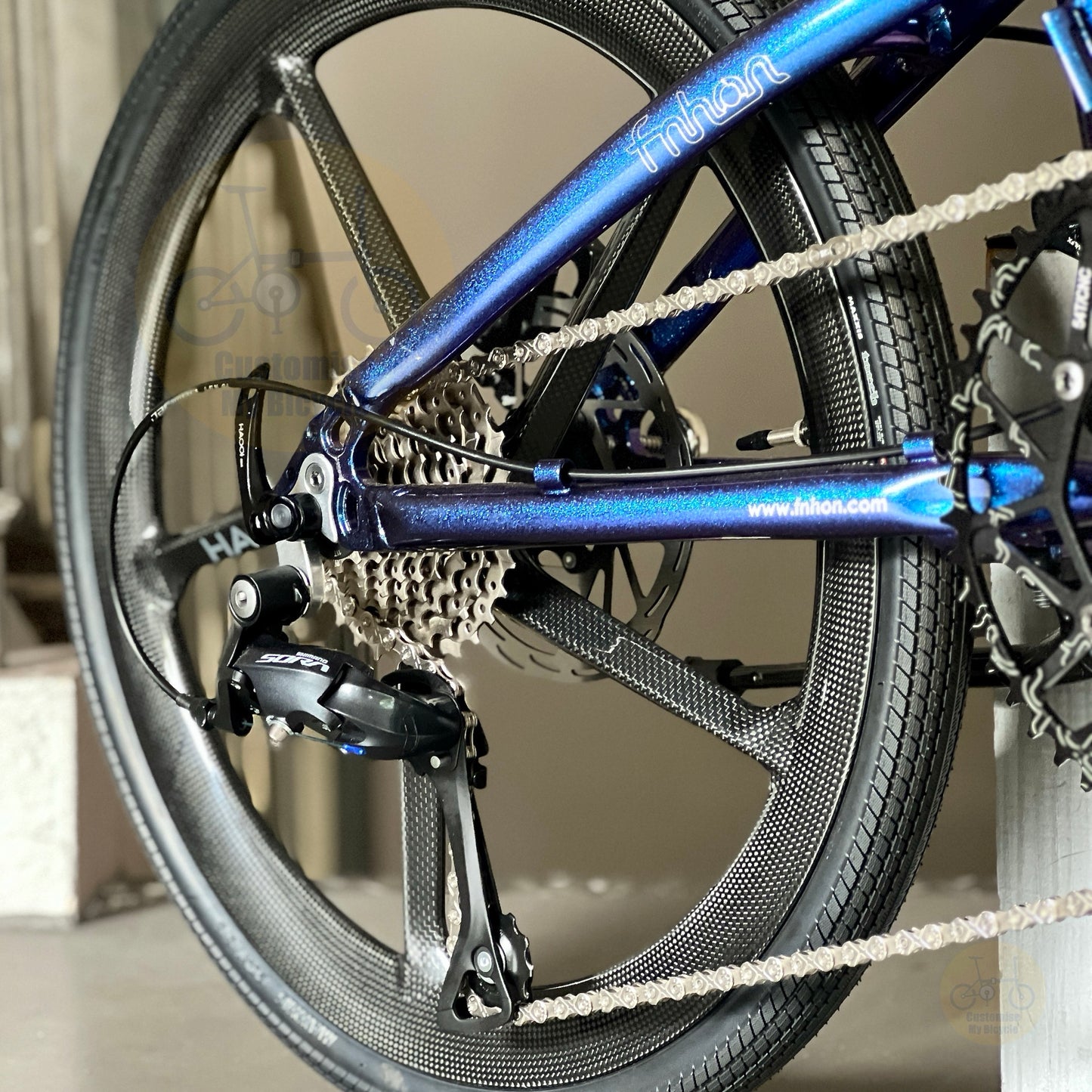 Fnhon Blast folding bicycle close up of Shimano 9 gears shifting system