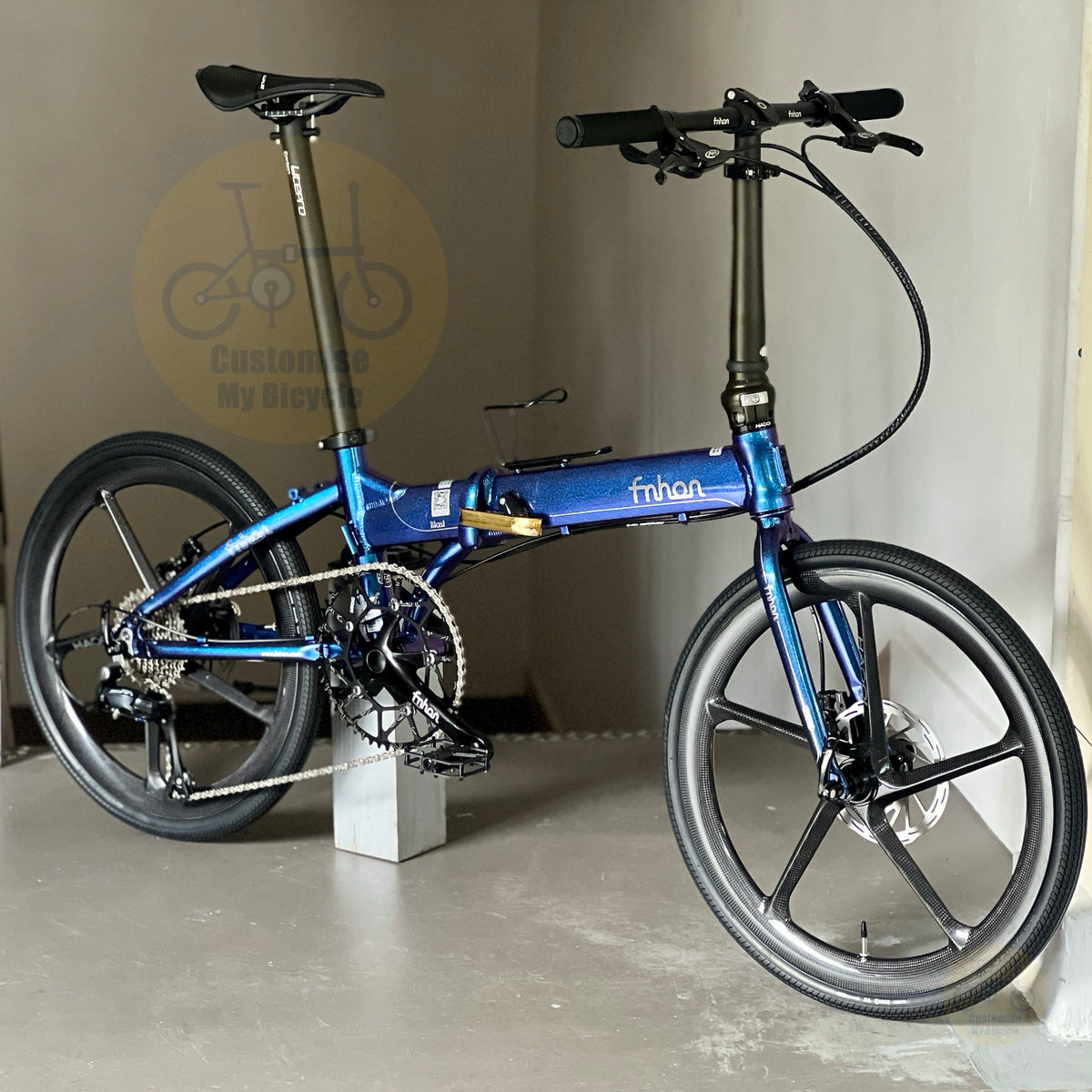 Fnhon Blast 22 inch Chameleon Blue folding bike rear three quarter view with MAXXIS fast rolling tyres