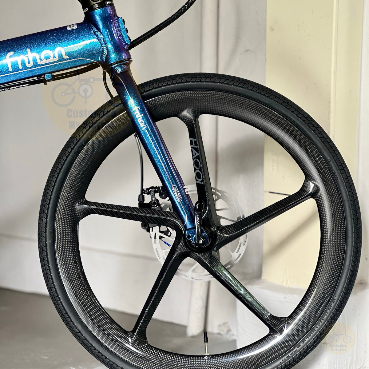 Fnhon Blast 22 inch folding bicycle close up of front HAOOi Carbon Ultra 5 spokes carbon wheel