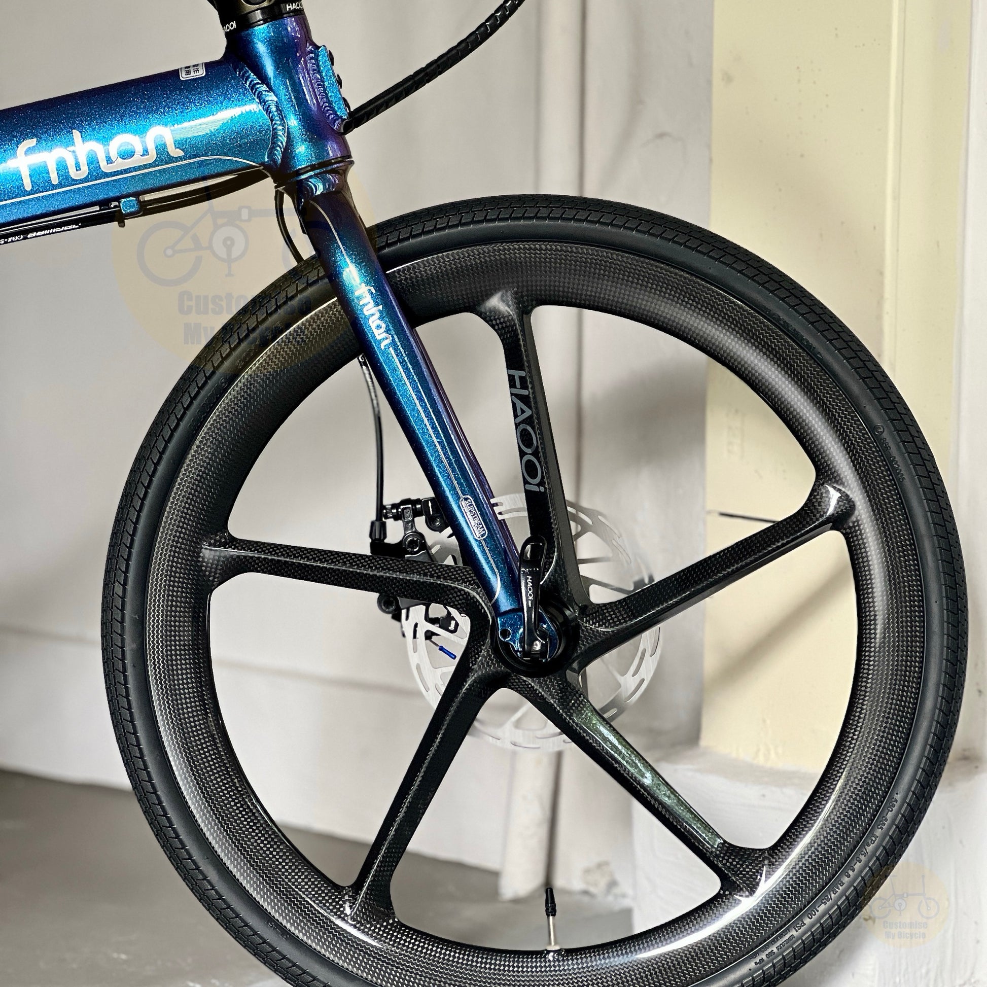Fnhon Blast 22 inch folding bicycle close up of front HAOOi Carbon Ultra 5 spokes carbon wheel