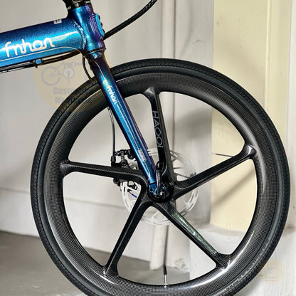 Fnhon Blast 22 inch folding bicycle close up of front HAOOi Carbon Ultra 5 spokes carbon wheel