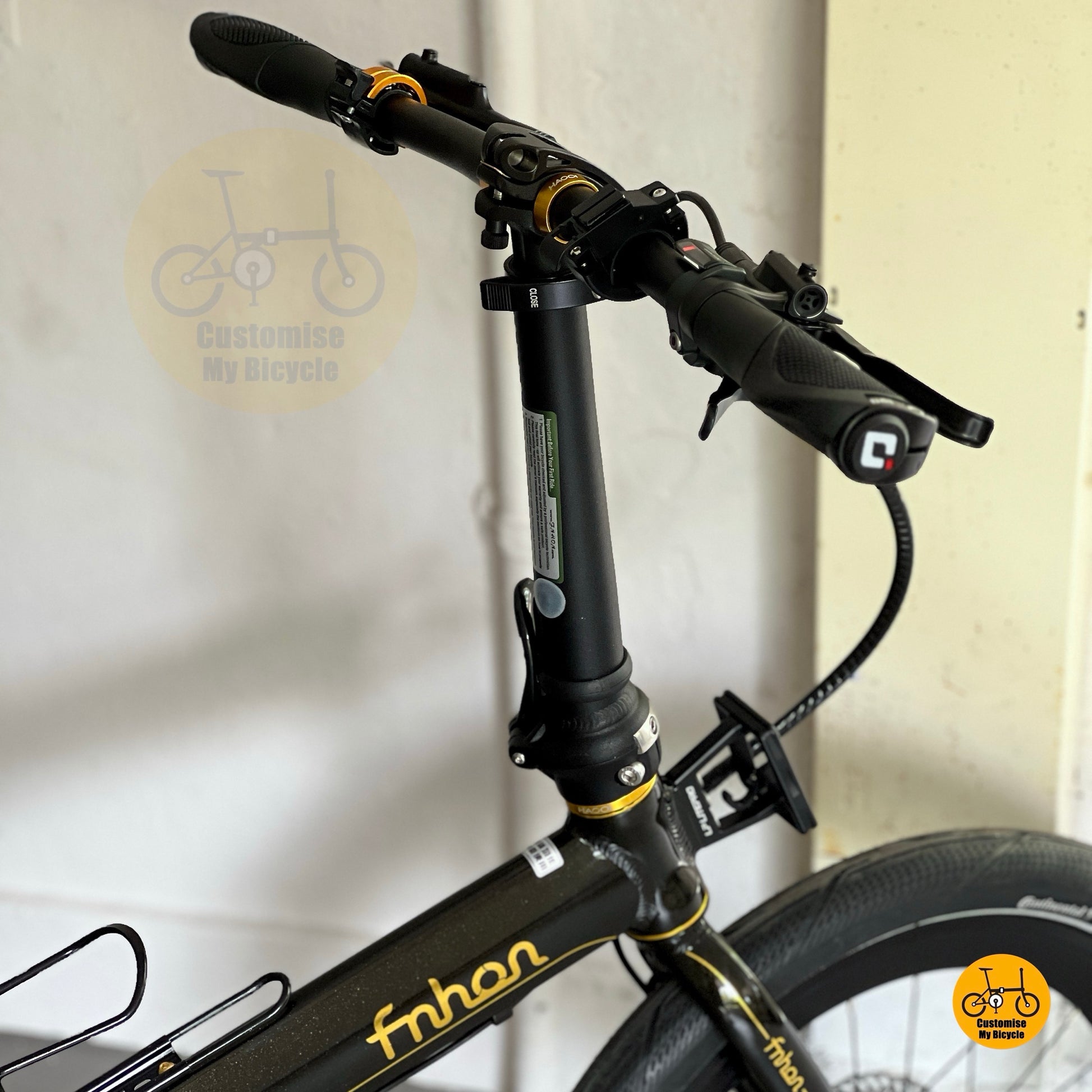 Fnhon Blast folding bicycle ODI wide palm rest handgrips cockpit handlebar detail
