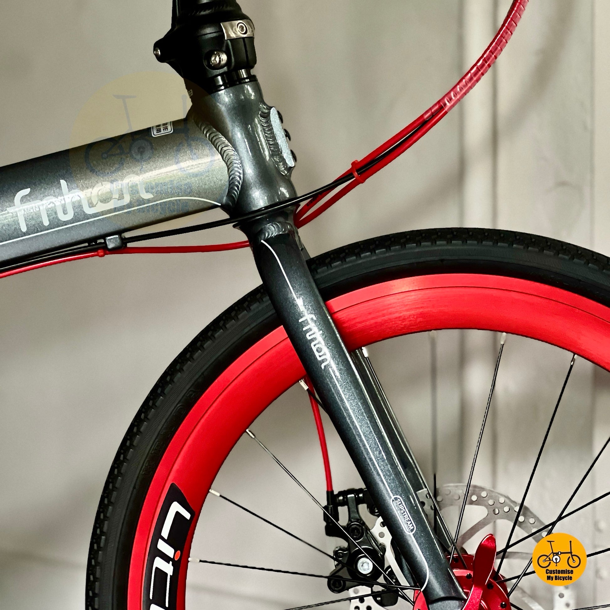 Lightweight aluminium Fnhon Blast foldie in Dolphin Grey and red  
