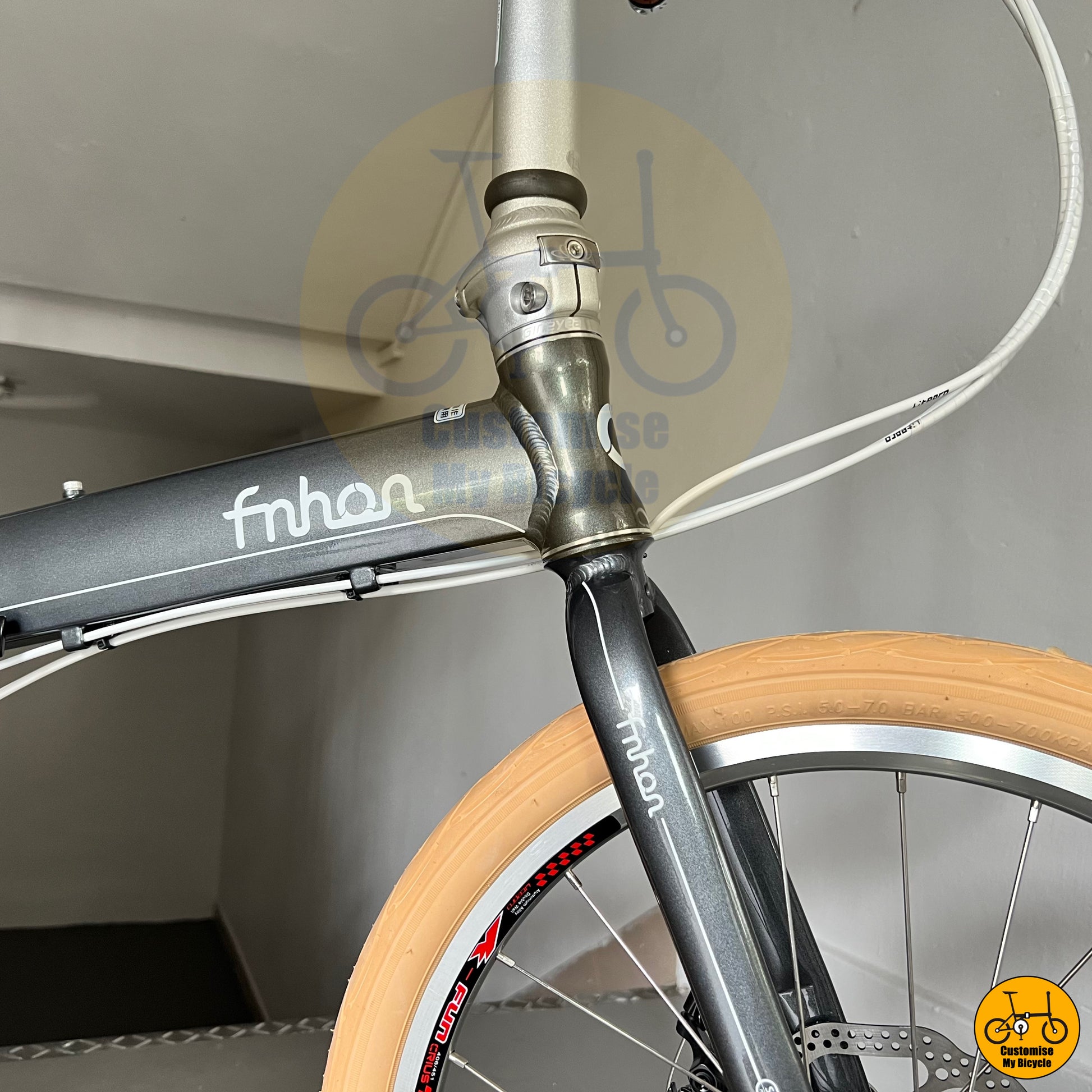 Beige wall tyre on Fnhon Blast 20” Foldable Bike in Dolphin Grey – Perfect for City Commutes