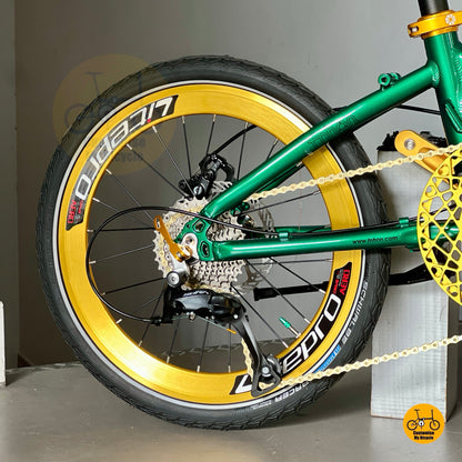 Close up of Shimano 9-speed cassette and shifting setup on Fnhon Blast Emerald Green
