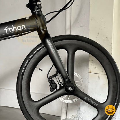Close up of HAOOI carbon trispokes wheels on Fnhon Blast

