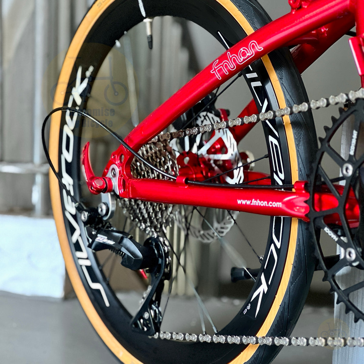 Fnhon Blast 22" Ruby Red folding bike frame material colour detail