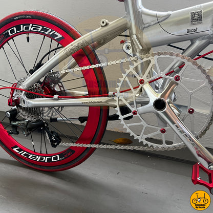 Red chainring bolts nuts on Fnhon Blast 22-Inch Foldable Bike – Red Wheels & a Stylish Metallic Finish
