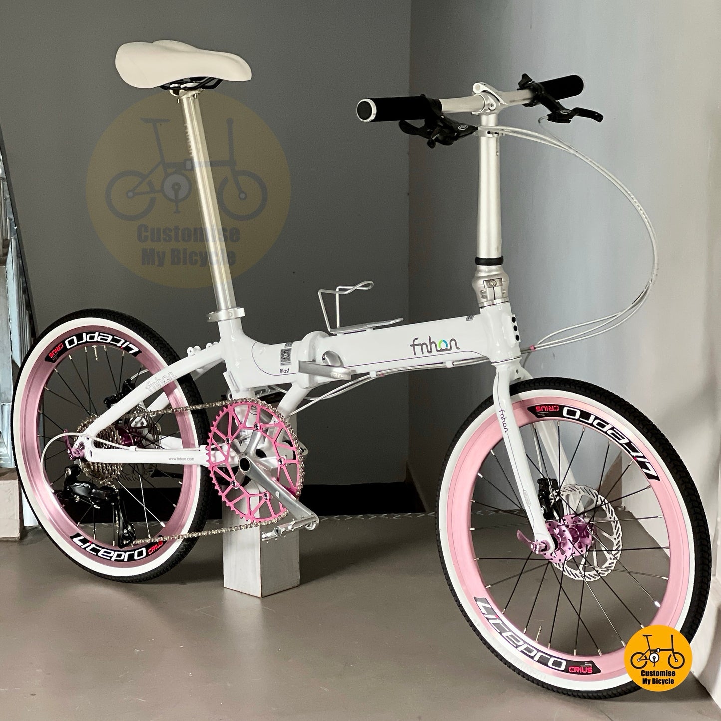 风行折叠车 轻量铝合金车架，配 LITEPRO 轮组、禧玛诺9速 与 白边轮胎，都市骑行轻盈流畅 KAD2018