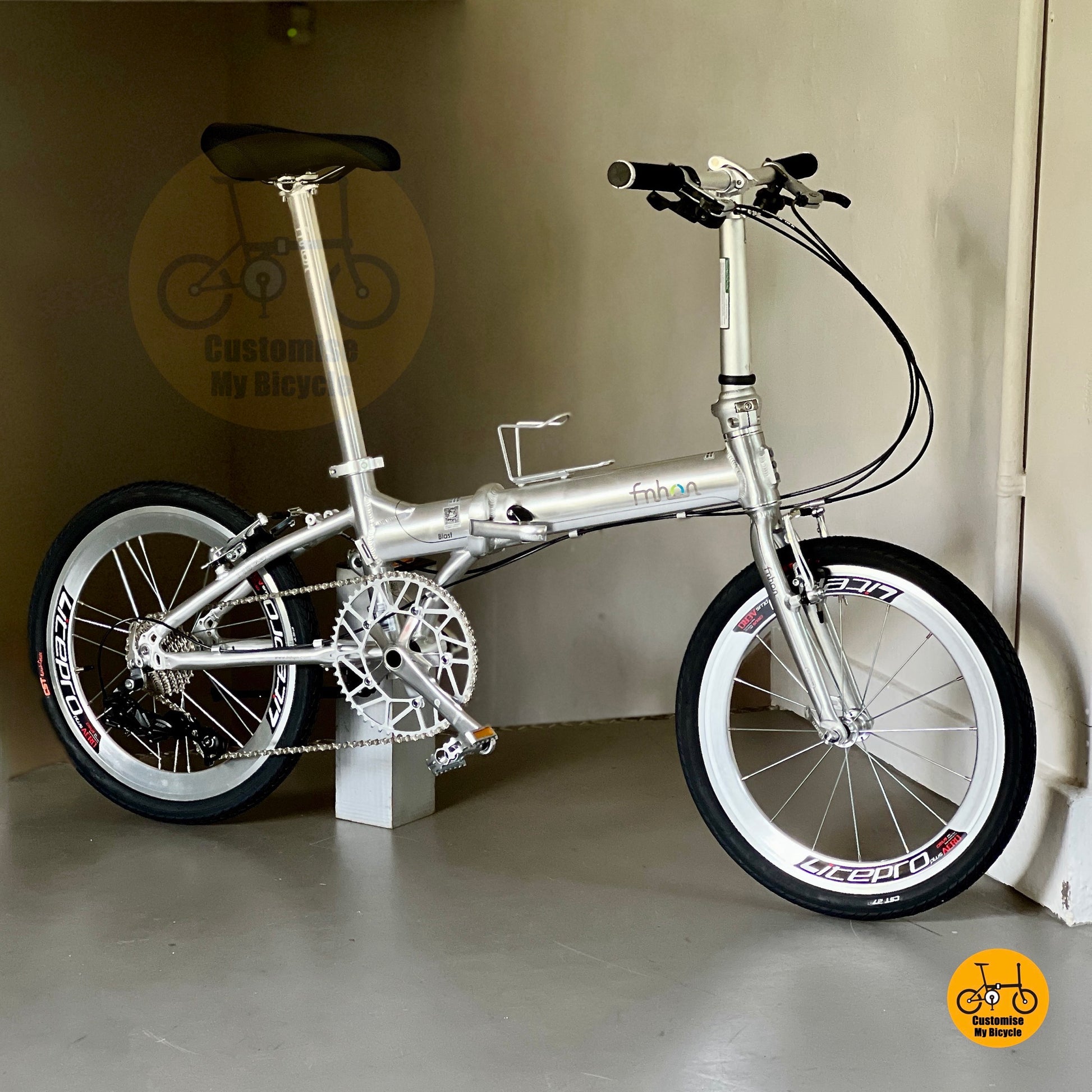 Sepeda Lipat Fnhon Blast 20 Inci Sensah 9 Kecepatan Perak Mengkilap Rangka Aluminium Ringan
