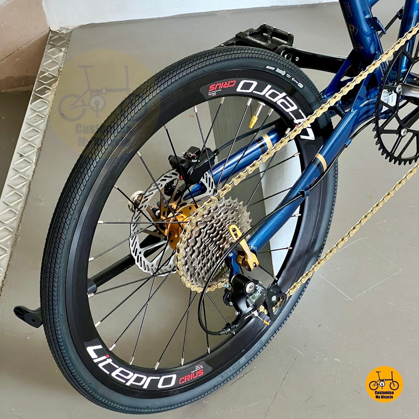 Shimano 9 gears rear derailleur on Fnhon Gust folding bike
