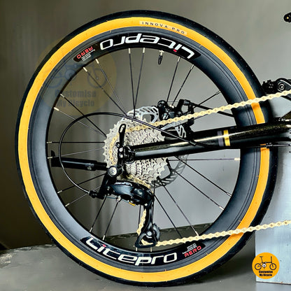 Close up of Shimano Sora R3000 rear derailleur and 9 speed gearing
