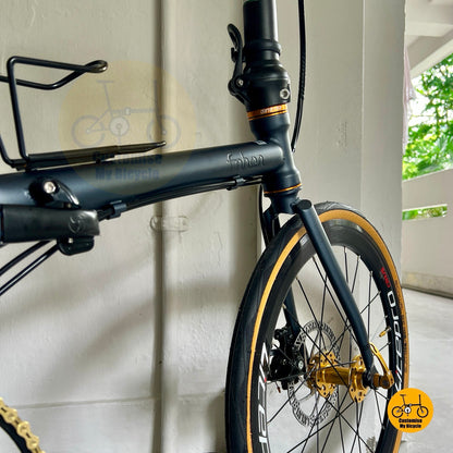 Basikal lipat 22 inci Fnhon Gust warna dark teal blue dengan tayar dinding tan dan Shimano 9 kelajuan  
