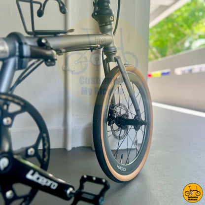 Foldable bicycle with Shimano gearset and lightweight alloy frame
