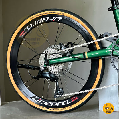 Close up of Shimano 9 gears drivetrain on Fnhon Gust
