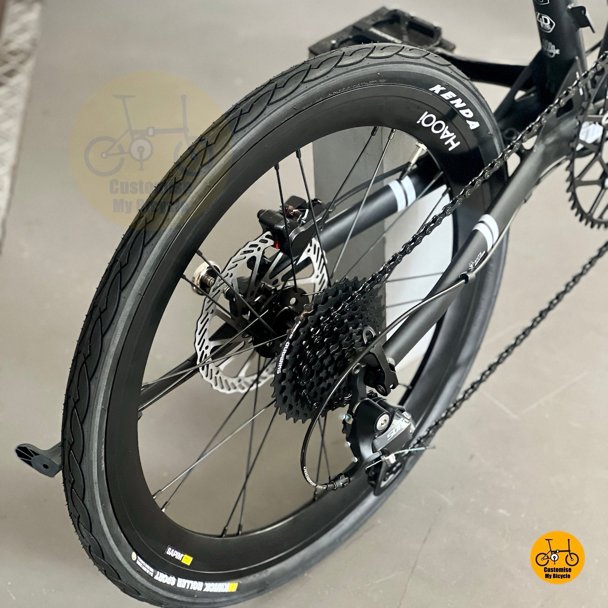 Shimano 9 gears drivetrain close up on Fnhon Gust
