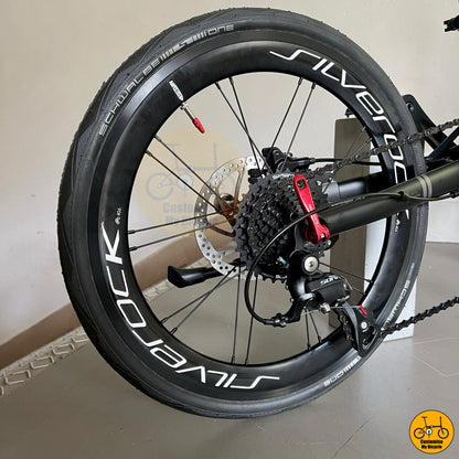 Shimano Sora 9 gears on Fnhon Gust 20-Inch Folding Bike – Matte Black & Red Finish for a Sporty Look
