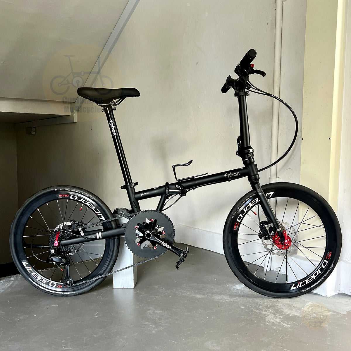 Fnhon Gust 22 inch Matte Black 折叠自行车 搭配 Shimano 9 gears 轻量便携设计