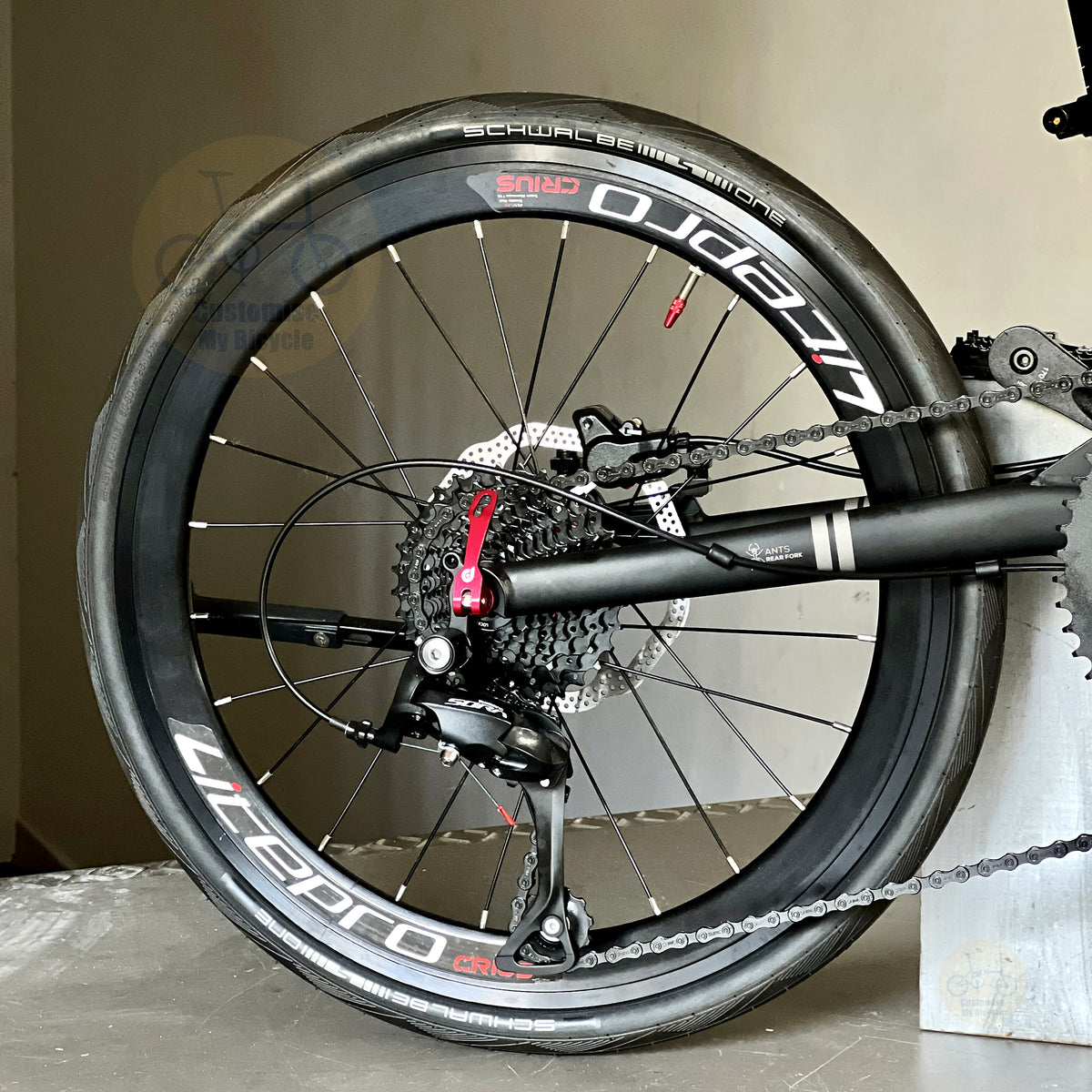 Fnhon Gust 22" Matte Black foldable bicycle with Shimano 9 gears