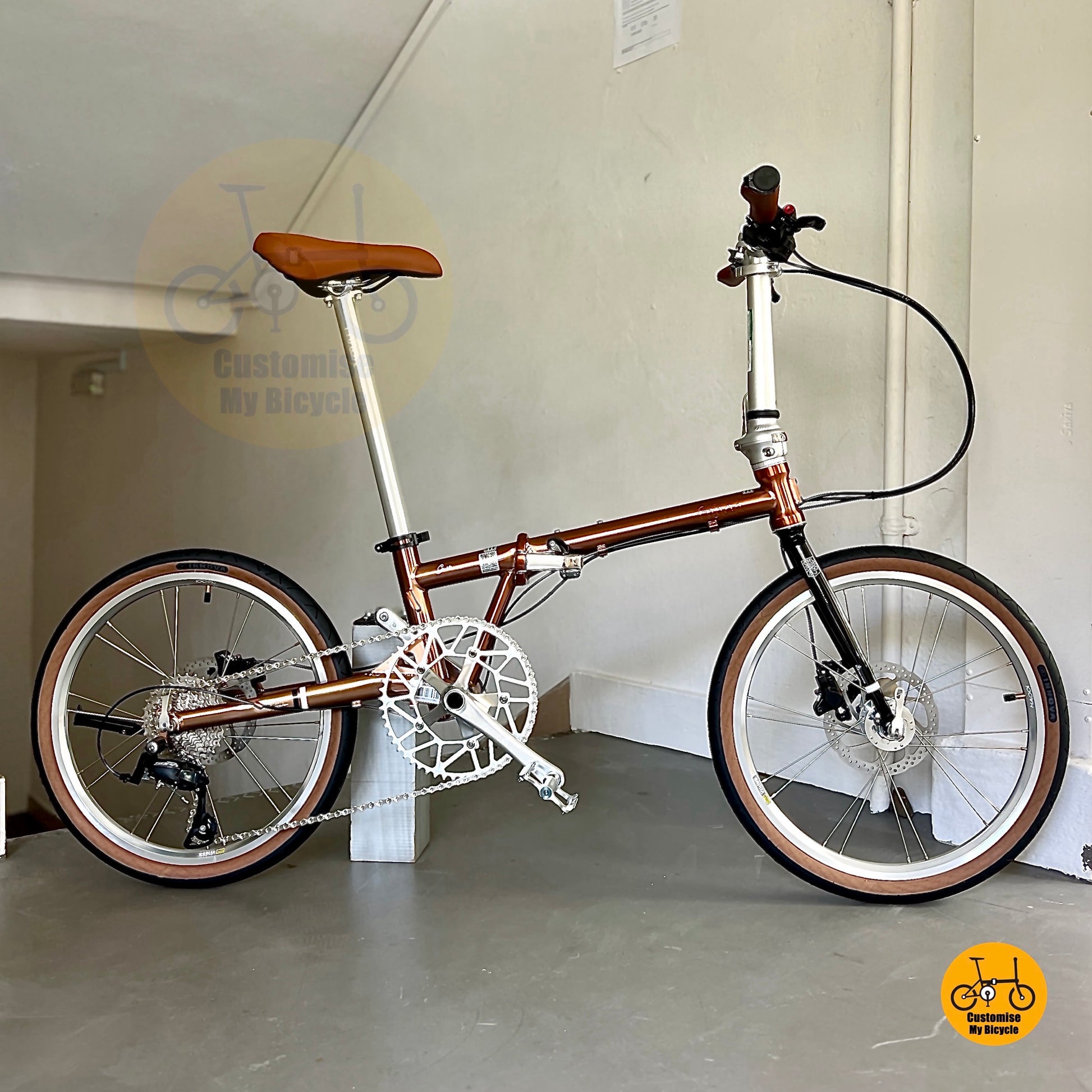 Side view of Fnhon Gust 22 inch rose gold folding bike with silver handlepost

