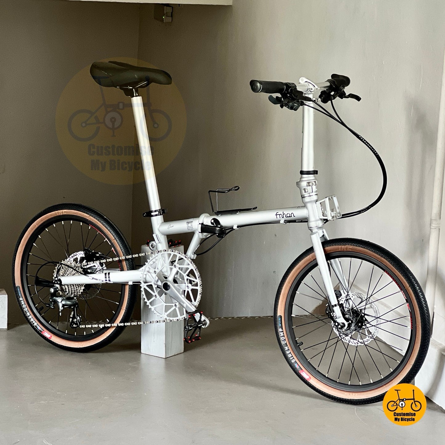 Basikal lipat Fnhon Gust 22 inci warna perak dengan gear Shimano Tiagra dan brek hidraulik  
