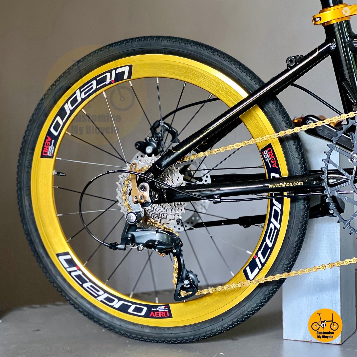 Close up of Shimano 9 speed drivetrain on Fnhon Monsoon
