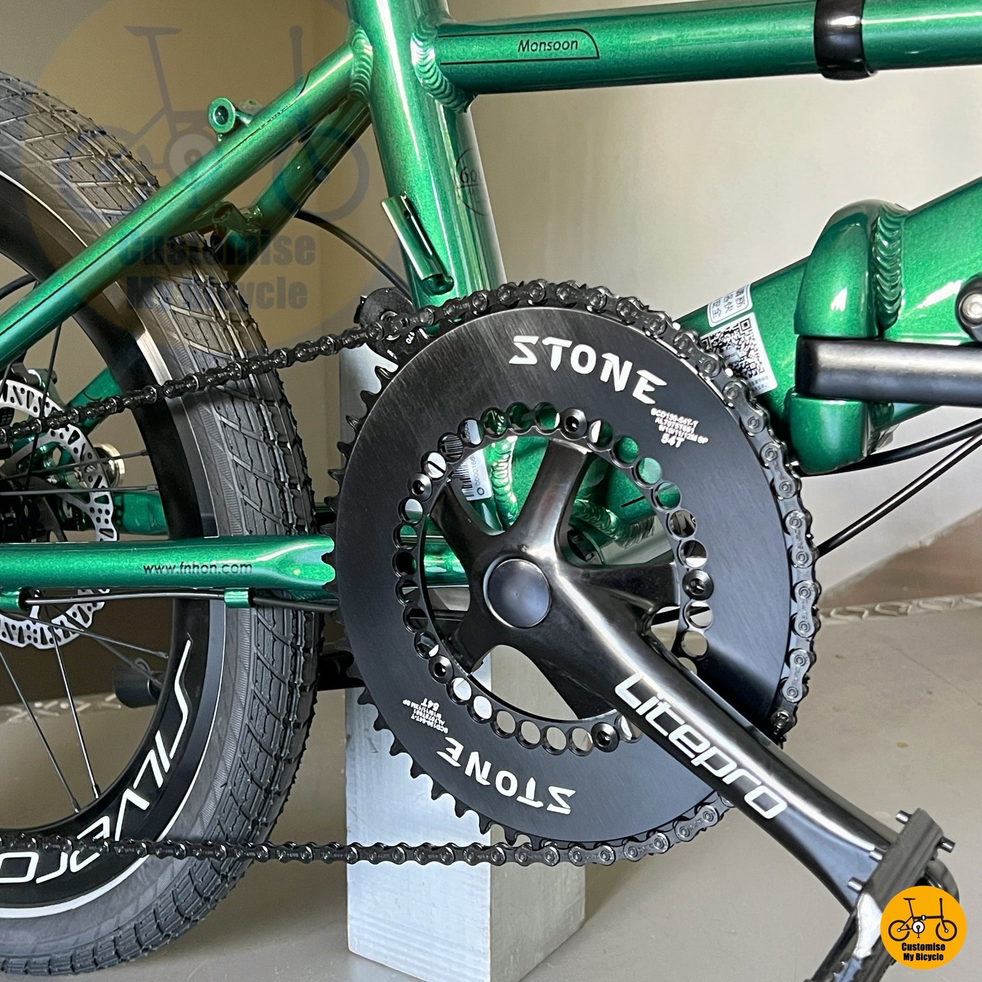 Fnhon Monsoon folding bike Fnhon Litepro lightweight crankset close up folding bicycle drivetrain with Stone chainring 
