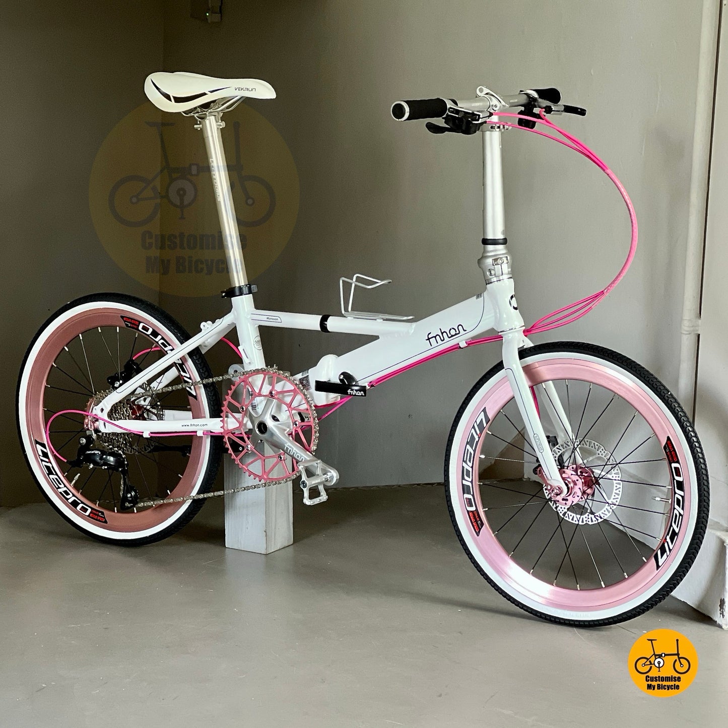 Basikal lipat putih merah jambu Fnhon Monsoon 22 inci dengan gear Shimano 9
