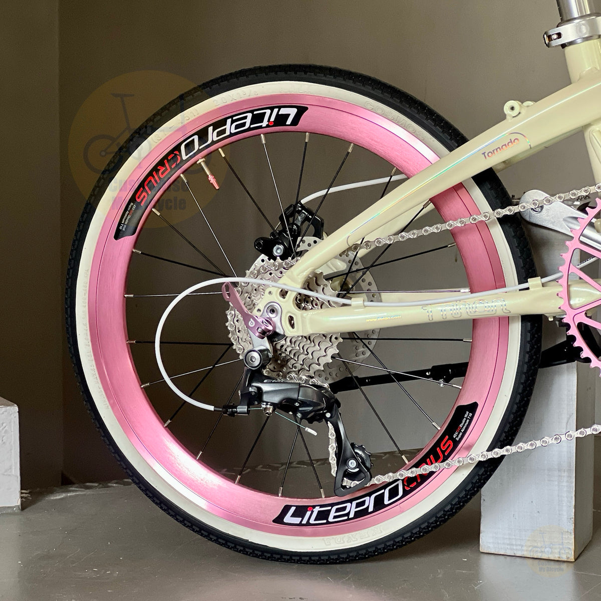 Fnhon Tornado 22" Beige foldable bicycle with Shimano 9 gears