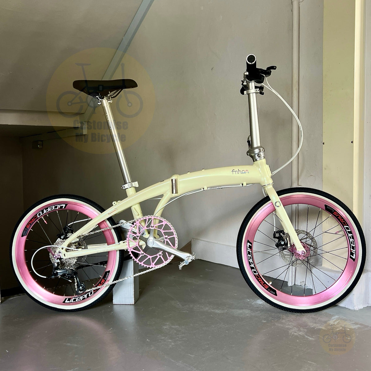 Fnhon Tornado 22" Beige foldable bicycle with Shimano 9 gears
