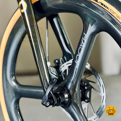 Close up HAOOI Carbon Ultra front wheel with Schwalbe One tyre