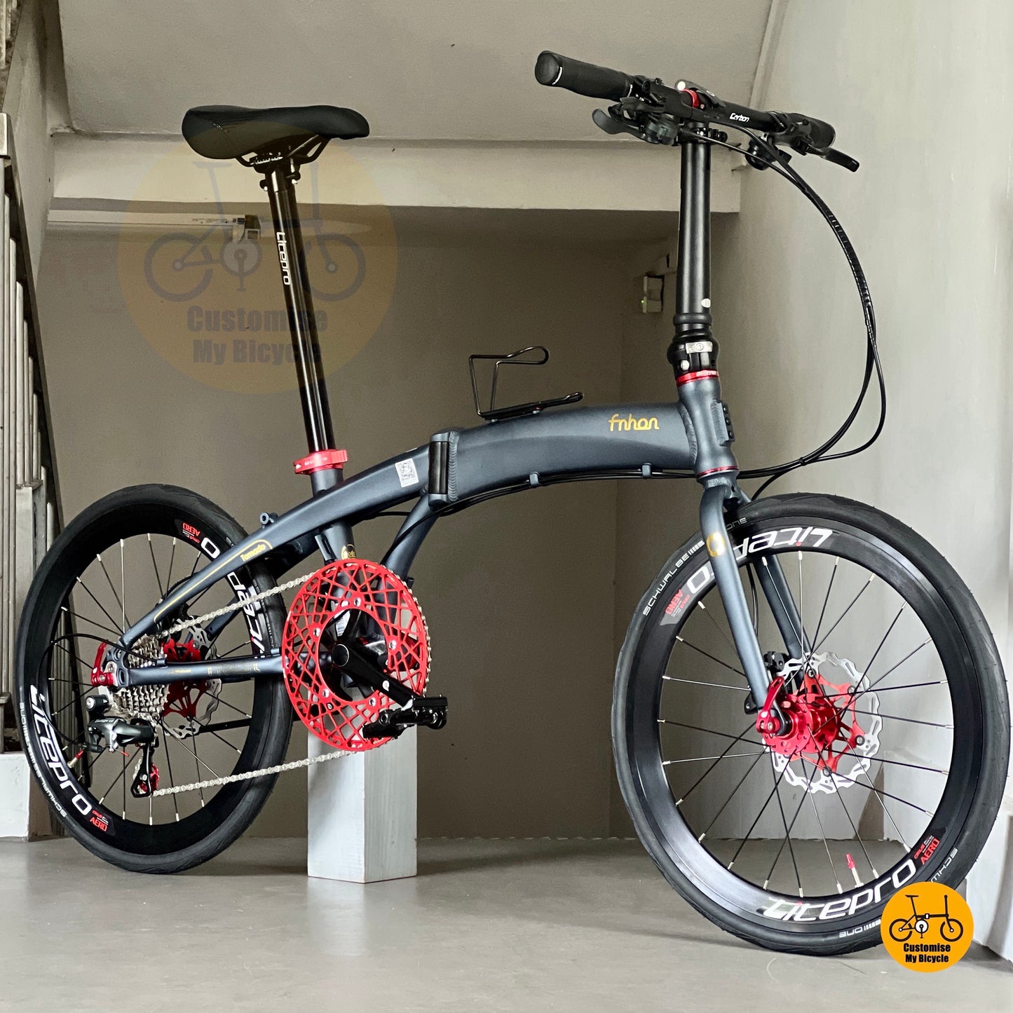 Basikal lipat Fnhon Tornado 22 inci warna biru gelap dengan tayar SCHWALBE dan gear Shimano  
