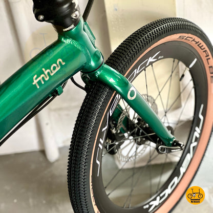 Performance folding bicycle with hydraulic disc brake and Billy Bonkers tyres
