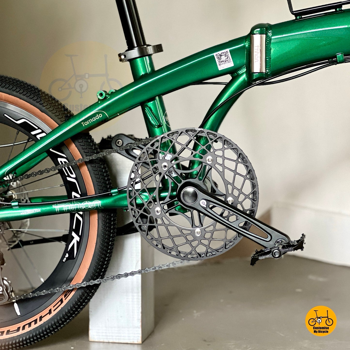 Close up FNHON Hollowtech crankset on lightweight folding bicycle