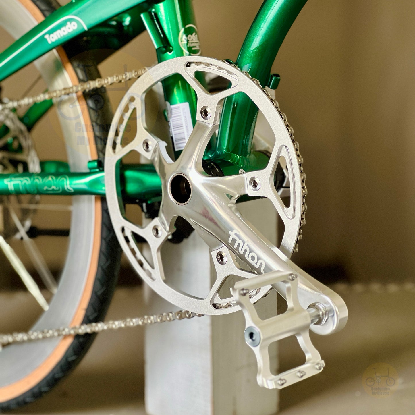 Fnhon Tornado 22 inch folding bike FNHON 54t Hollowtech crankset close up
