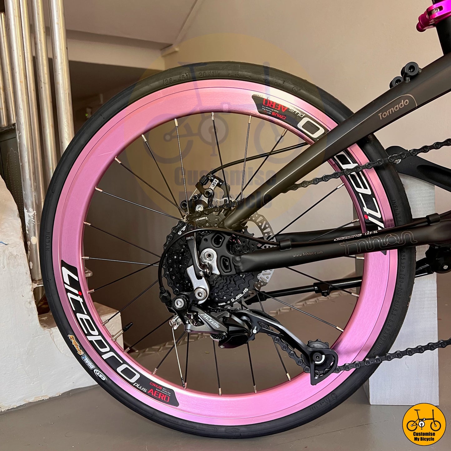 Fnhon Tornado 22” • Shimano 9s • Black Pink