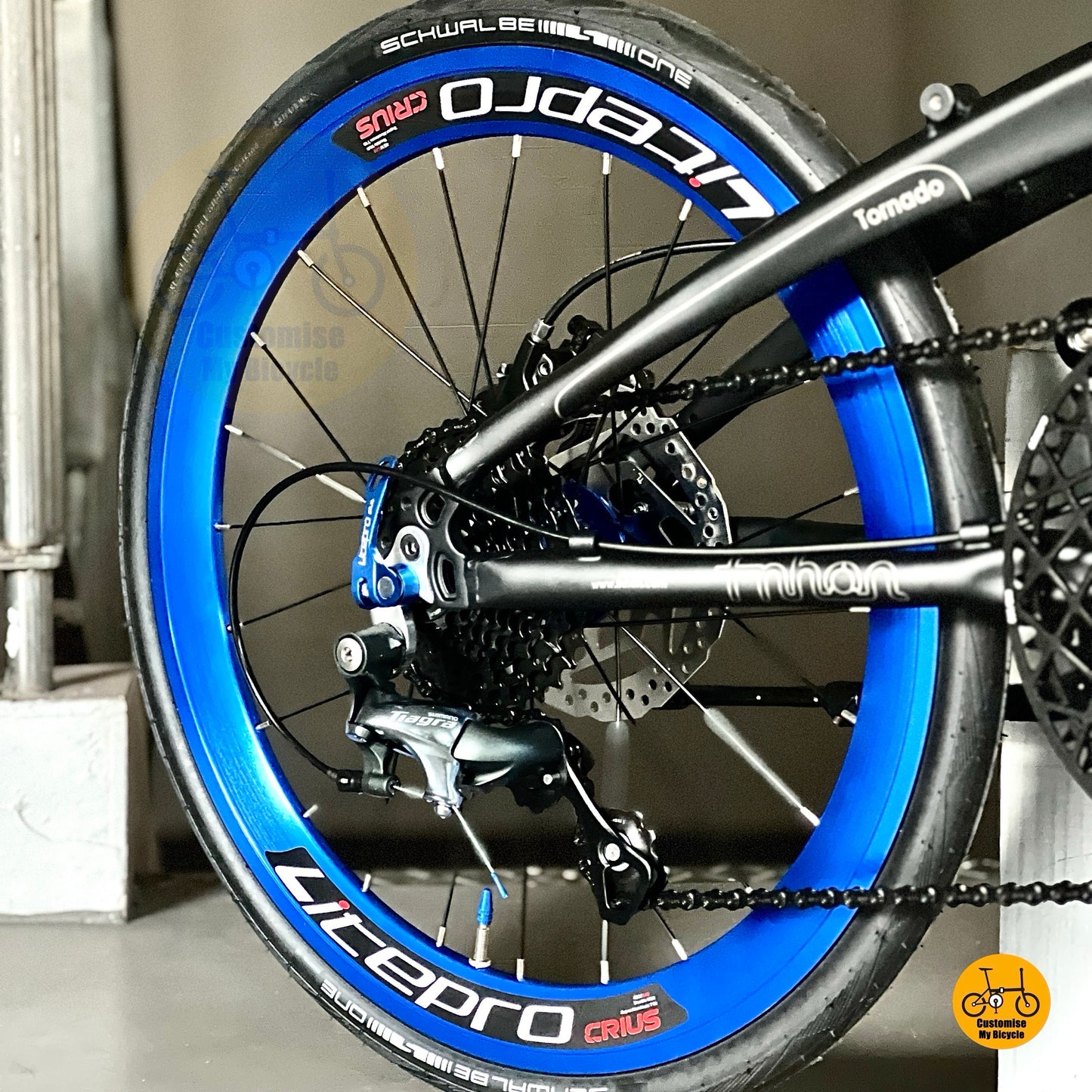 Close up of Shimano 10 gears drivetrain on Fnhon Tornado
