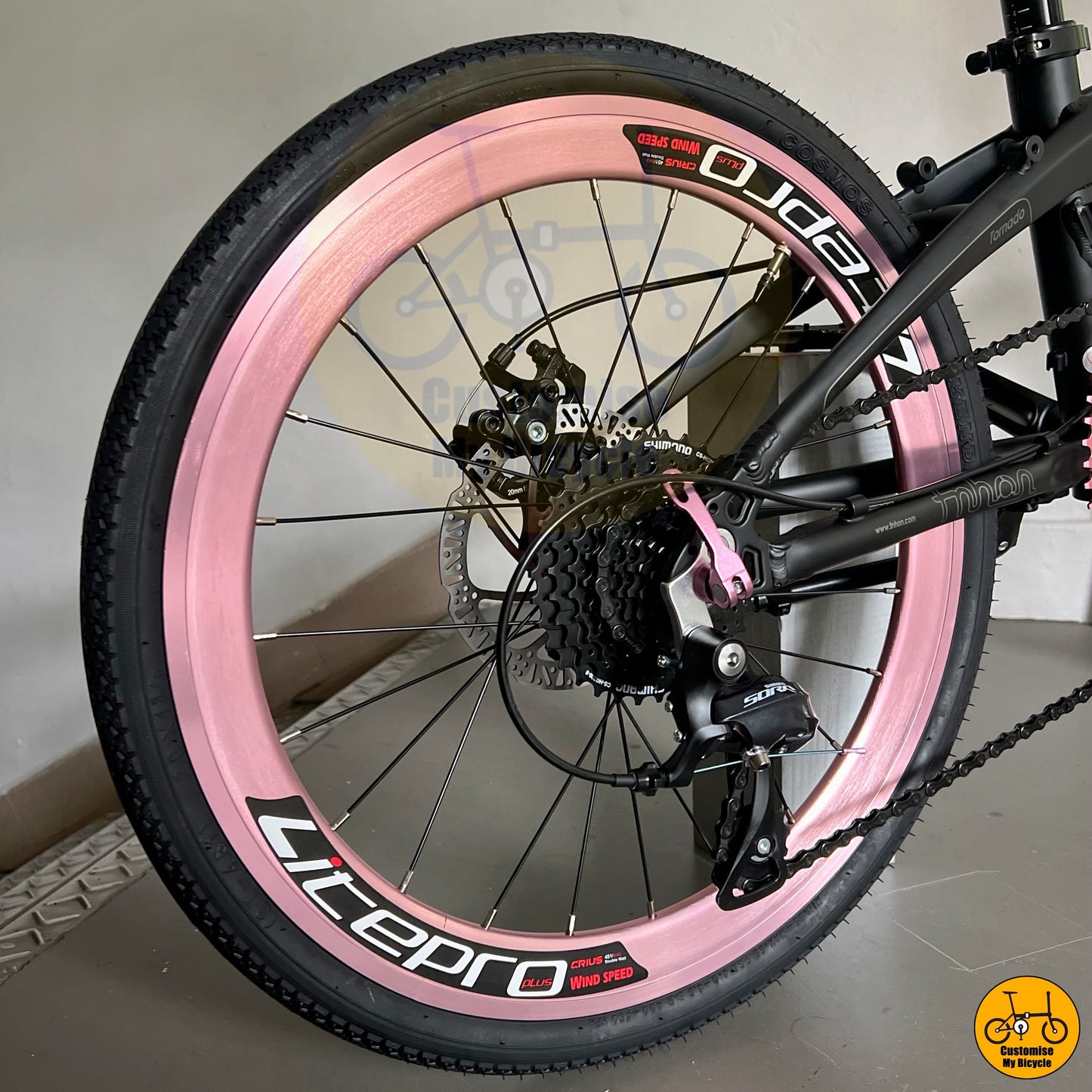 Fnhon Tornado 22” • Shimano 9s • Black + Pink