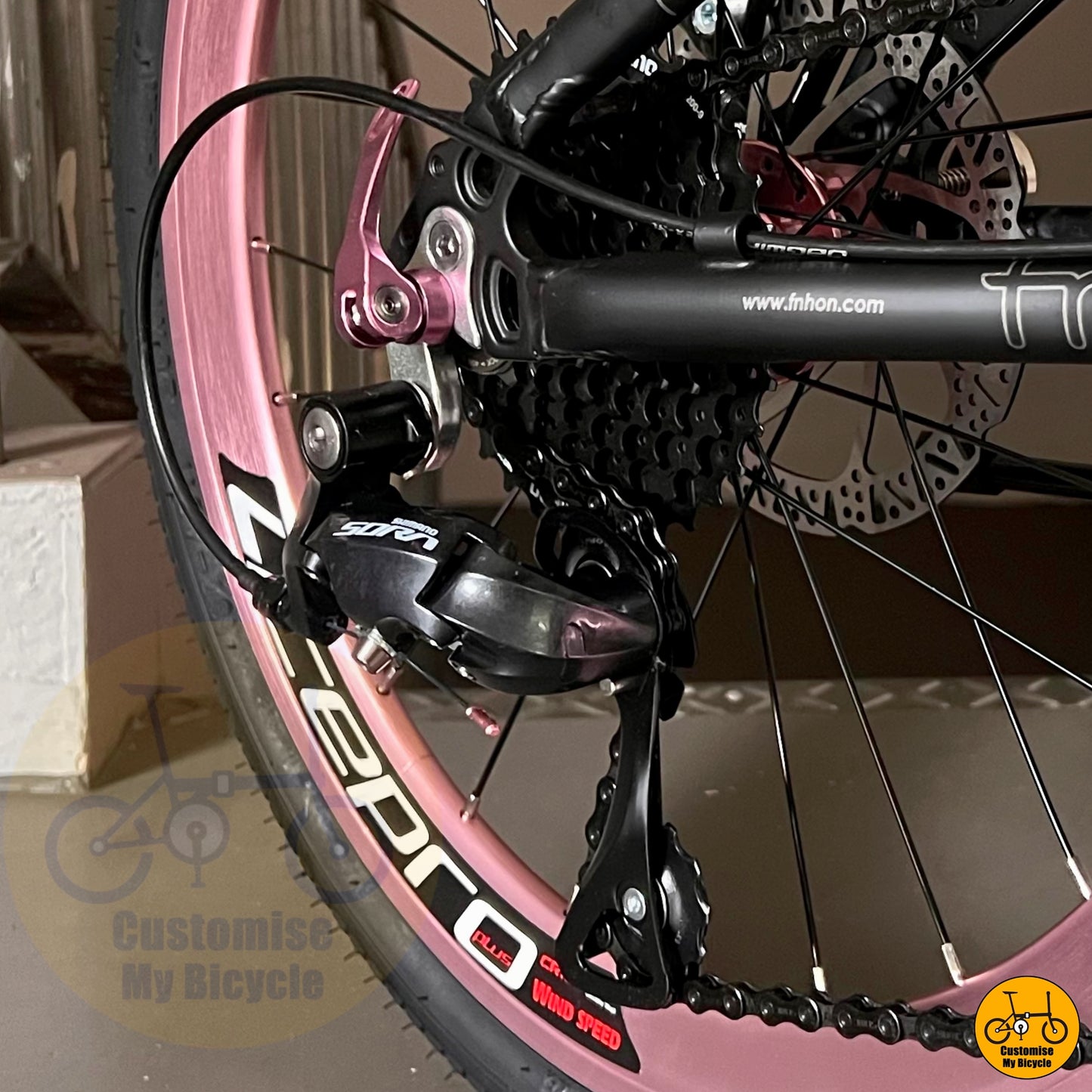 Fnhon Tornado 22” • Shimano 9s • Black + Pink