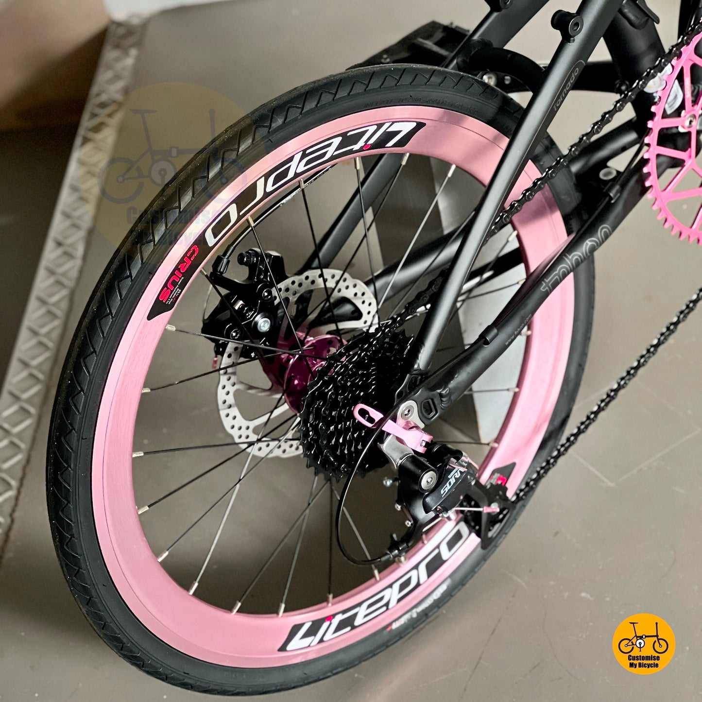 Shimano 9 gears drivetrain with black colour 11-32 cassette close up on Fnhon Tornado 
