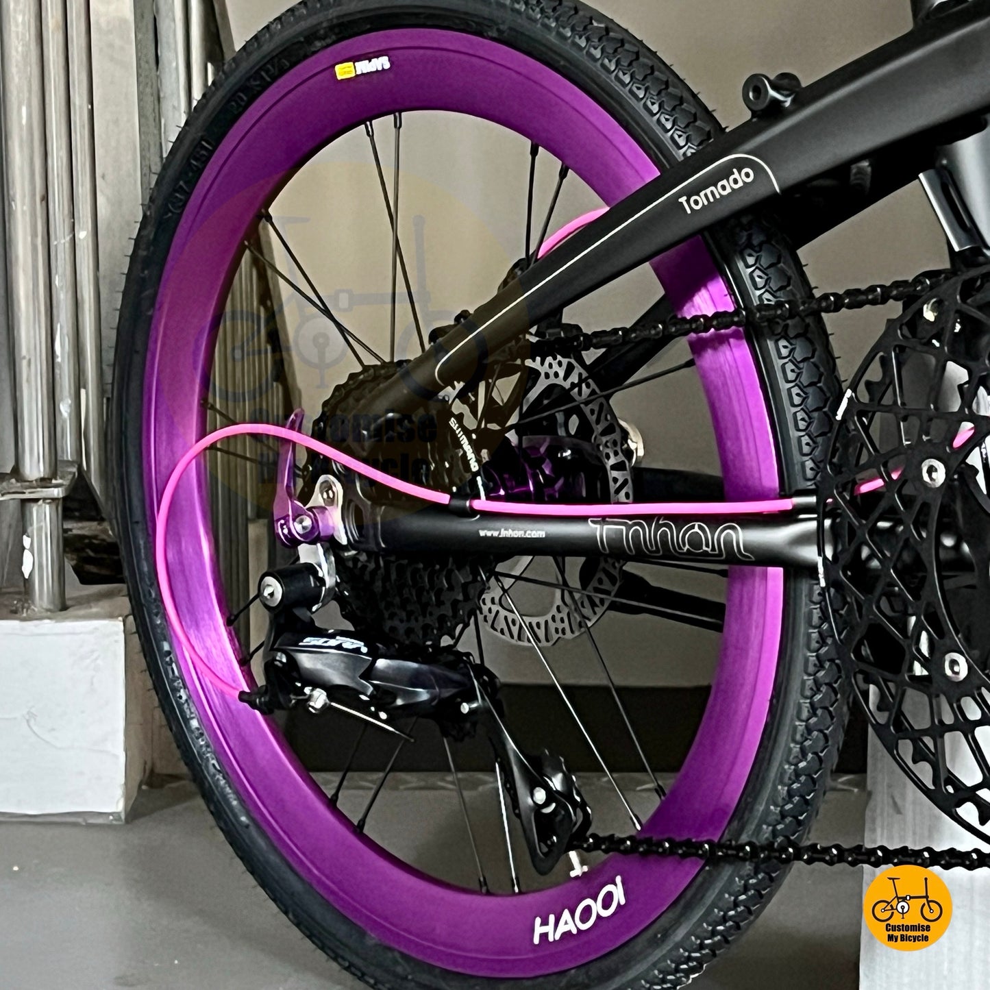High profile wheelset on foldable bicycle  
