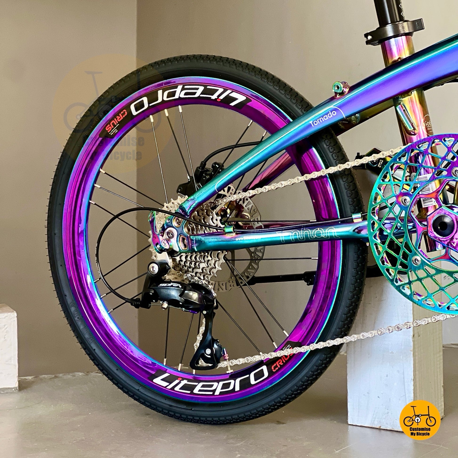 Fnhon Tornado Shimano 9 gears drivetrain close up
