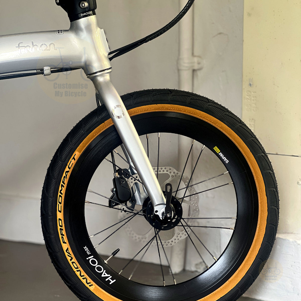 Fnhon Twister 18" Space Silver folding bike frame material colour detail