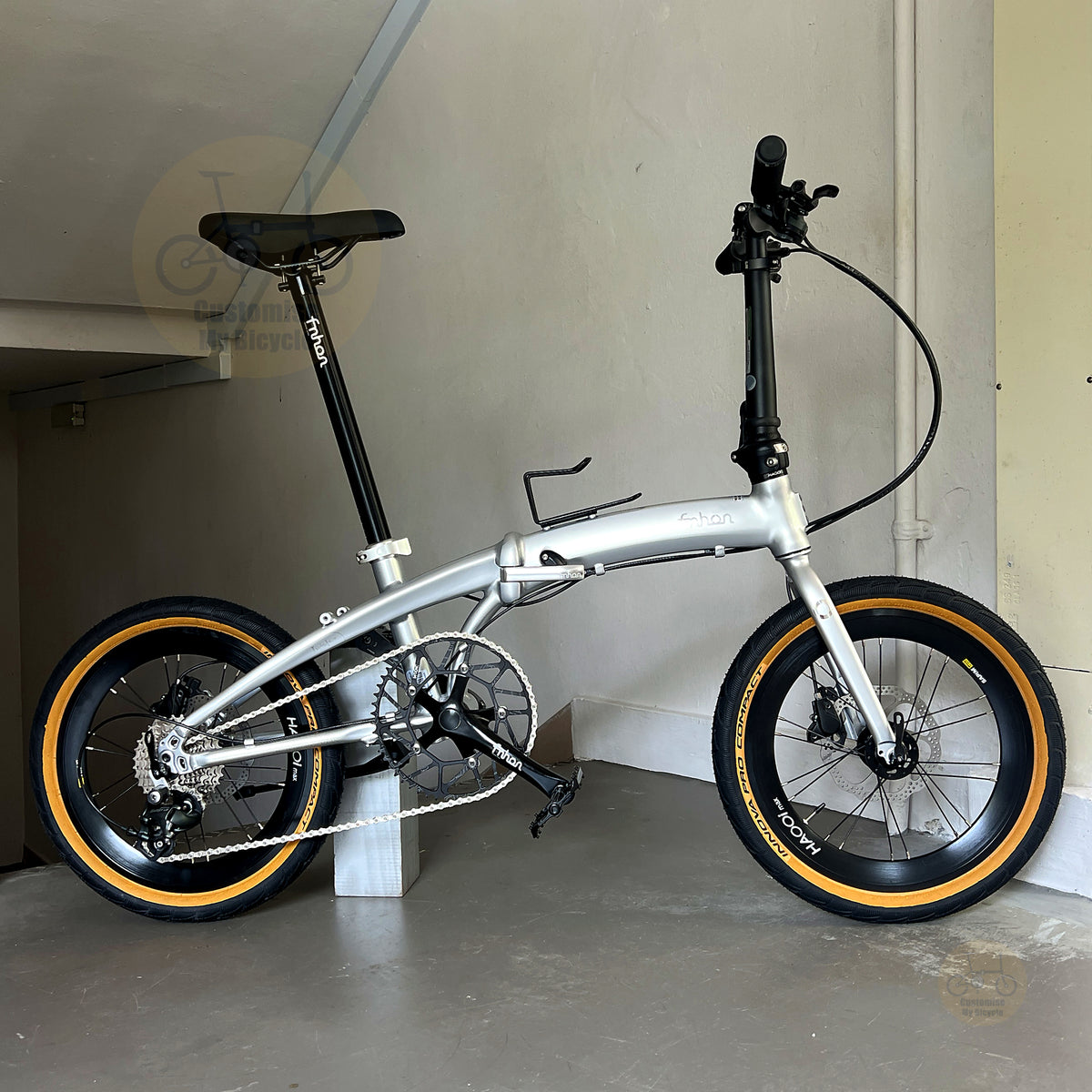 Basikal lipat Fnhon Twister 18 inch warna Space Silver dengan Shimano 9 gears reka bentuk ringan dan kompak