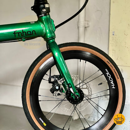 Close up front wheel HAOOI Max smooth wheels CST tyres folding bike

