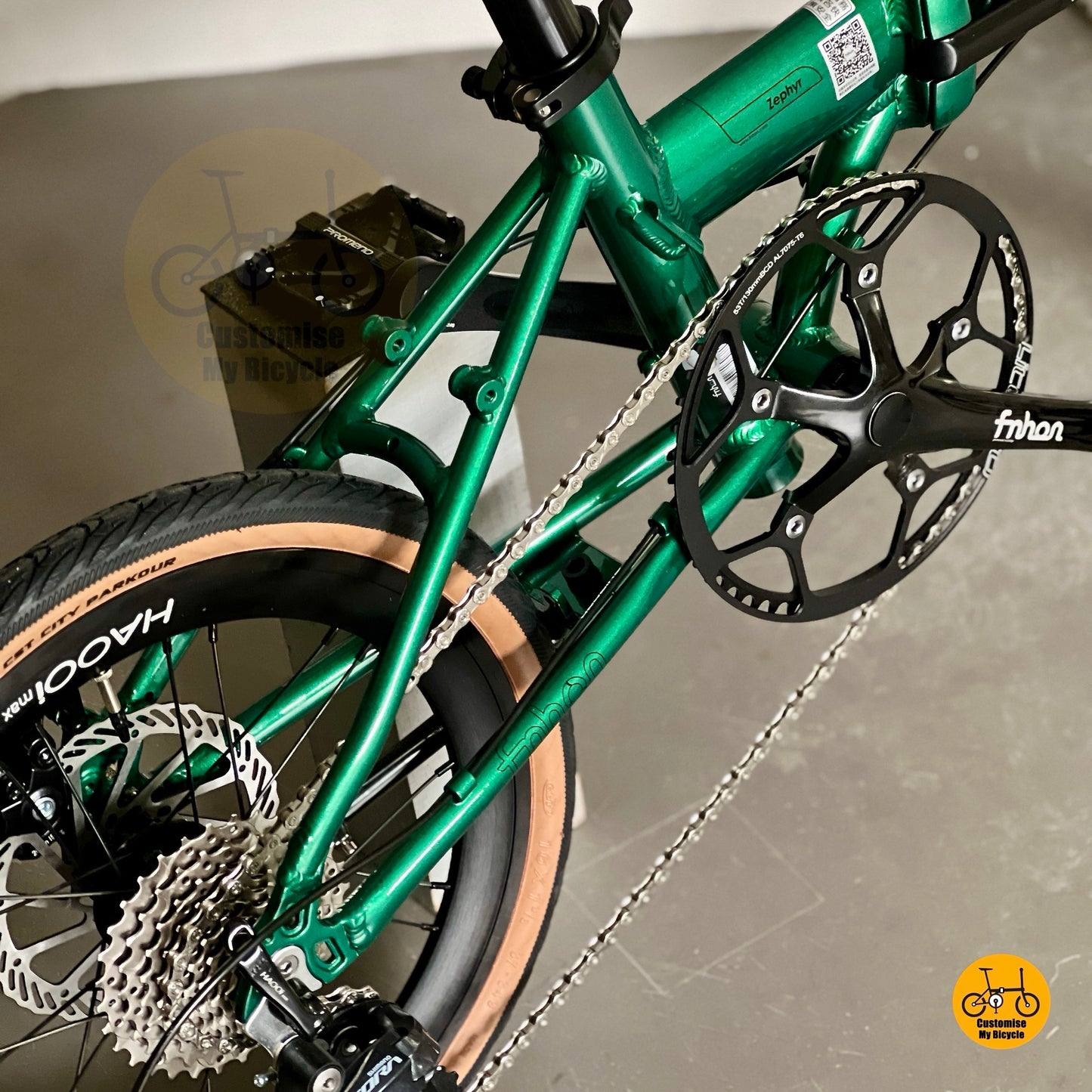 Close up Hollowtech crank Fnhon Litepro lightweight crankset folding bike
